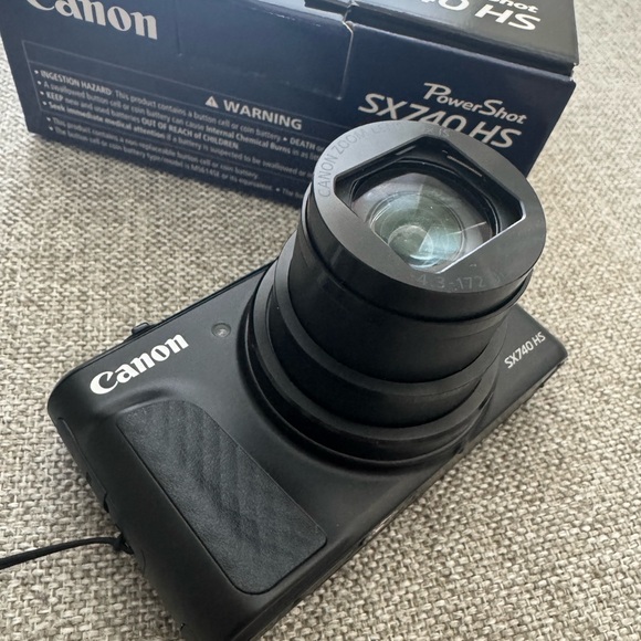 Canon SX740 HS Camera - Picture 5 of 6